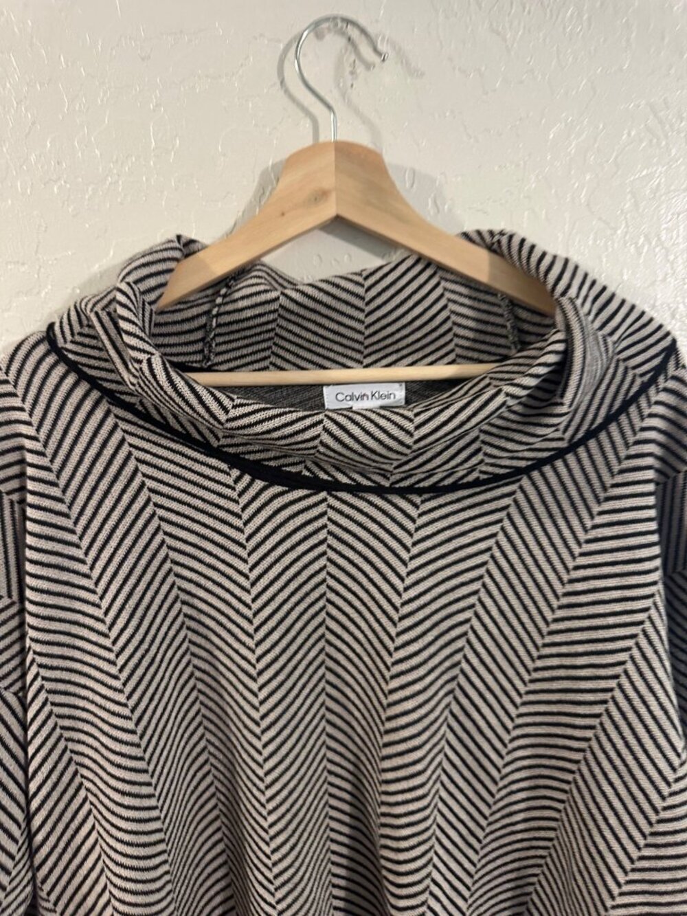 Calvin Klein Cowl Neck Black & White Herringbone Long Sleeved Sweater - Picture 8 of 12